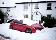 英国降雪：随着英国气温骤降至冰点，英国将被每小时2厘米的降雪所席卷