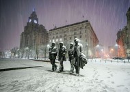 英国下雪导致体育运动混乱，利物浦与曼联的比赛紧急会议召开