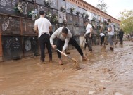 三天后，西班牙发生历史性洪灾，造成至少158人死亡，当地居民呼吁救援